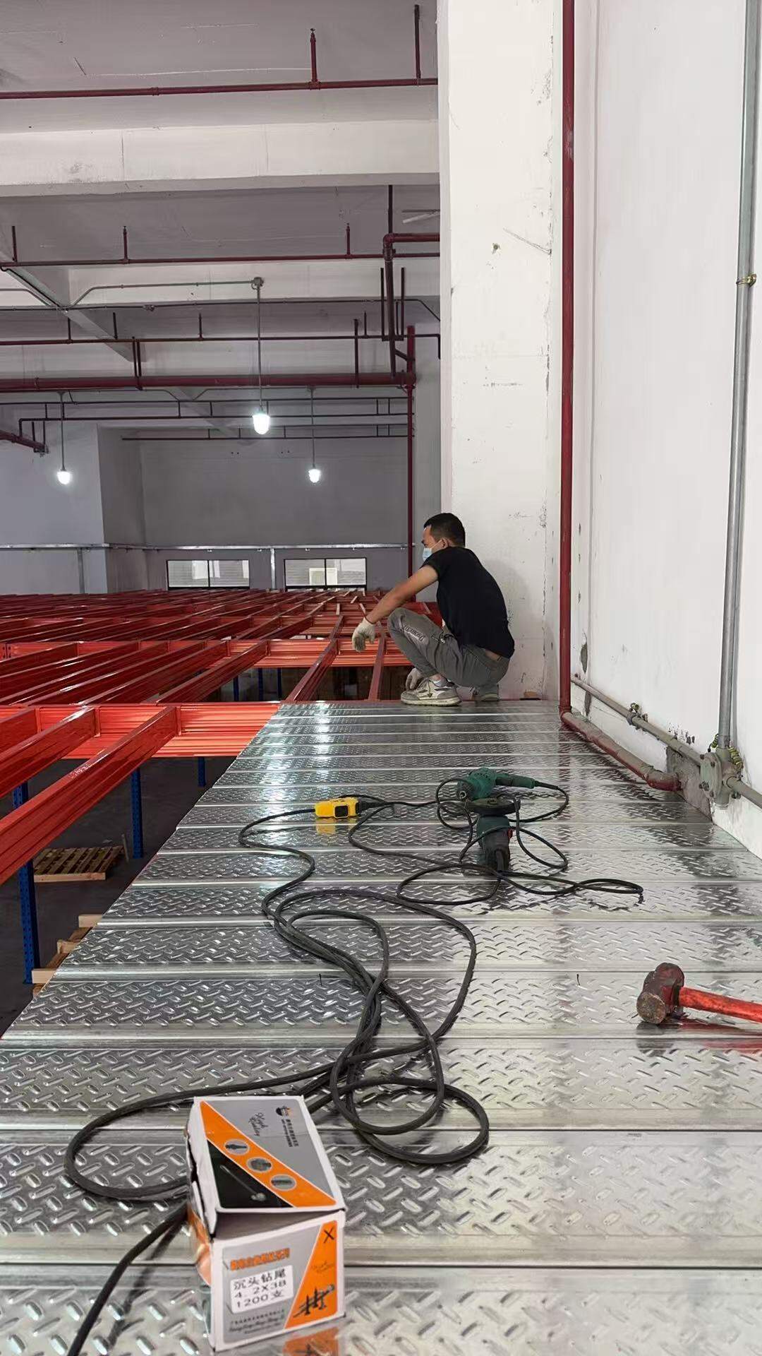 根据客户需求定制的阁楼货架平台,将空间利用率最大化