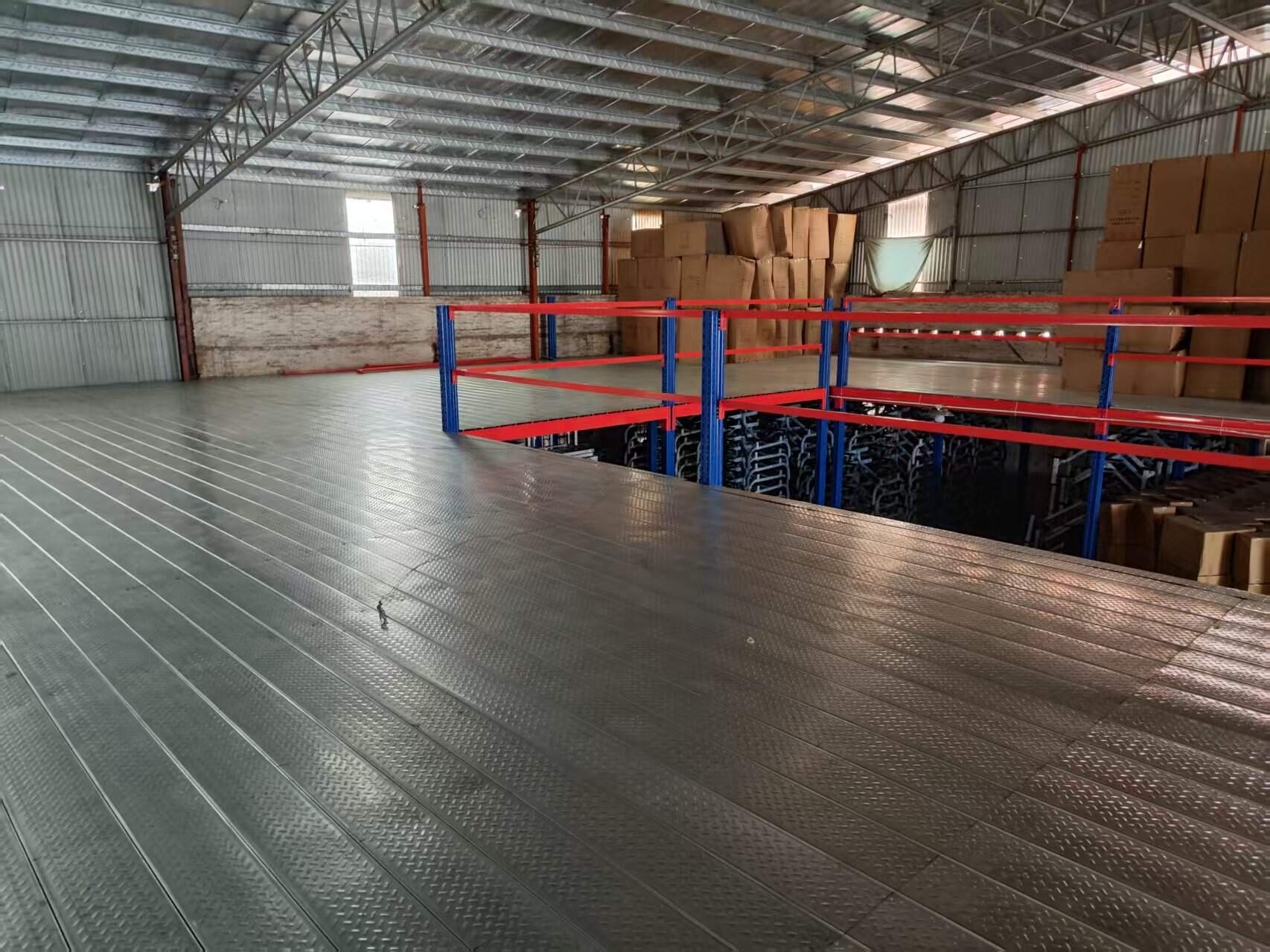 阁楼货架的层高如何设计才合理?东佰巨20年货架经验,为企业解决各种仓储问题